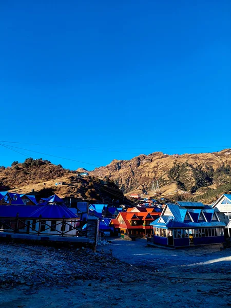 Kuri Köyü, Kalinchowk - Kuri Köyü, Kalinchowk, Nepal adında bir dağın vadisinde güzel renkli evler.