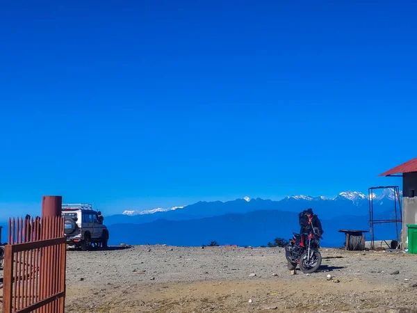 ネパール カリンホークのクリビレッジ 2023 遠くに雪をかぶった山々とクリビレッジ Kalinchowk ネパールの山の上のビューポイント ネパールの山の眺めポイント — ストック写真