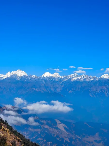 ヒマラヤ山脈の雪に覆われた山々の素晴らしい景色ネパールのカリンホーク州から丘や雲の周り — ストック写真