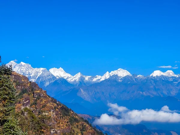 ヒマラヤ山脈の雪に覆われた山々の素晴らしい景色ネパールのカリンホーク州から丘や雲の周り — ストック写真