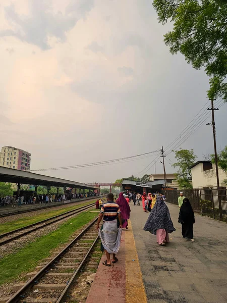 방글라데시의 나르싱 2023 기차가 도착하기 방글라데시의 나르싱 철도역을 사람들 남아시아의한 — 스톡 사진