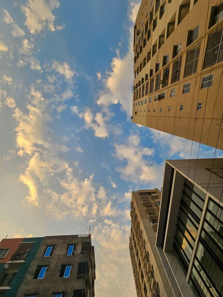 Edificios Gran Altura Con Hermosas Nubes Blancas Moviéndose Cielo Durante —  Fotos de Stock