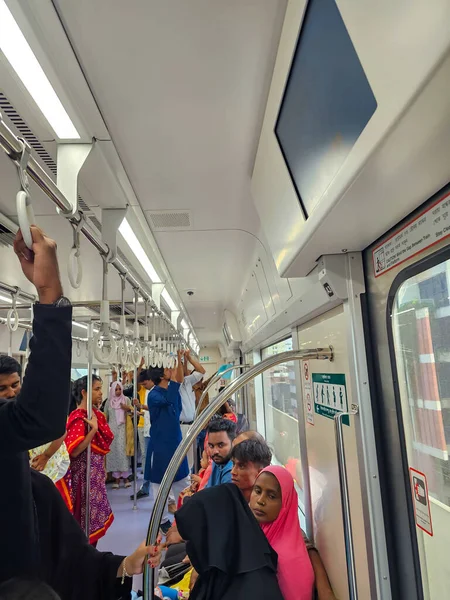 Dhaka Bangladesh 2023 Pessoas Que Viajam Metrô Dhaka Com Algumas — Fotografia de Stock