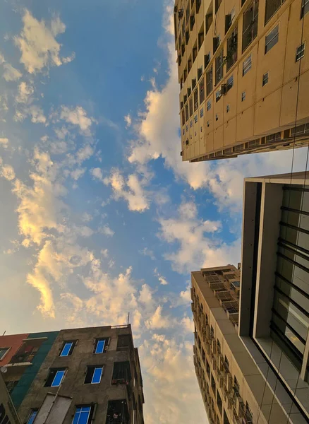 Edificios Gran Altura Con Hermosas Nubes Blancas Moviéndose Cielo Durante —  Fotos de Stock