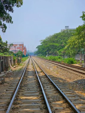 Dhaka, Bangladeş 'in boş tren rayları ve rayları yaz boyunca güzel bir öğleden sonra