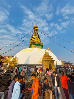 Syambhunath Tapınağı, Kathmandu, Nepal - 03.02.2023: Ünlü Syambhunath Maymun Tapınağı Katmandu, Nepal 'deki insanlar ve turistler hafta sonu öğleden sonra ana tapınağın etrafını sardılar.