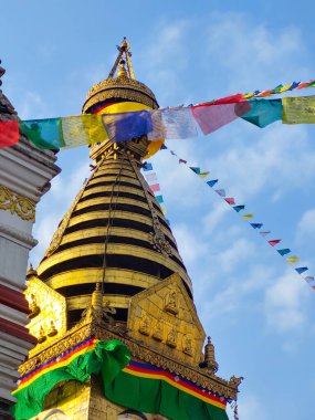 Arka planda mavi gökyüzü olan Katmandu şehrindeki Syambhunath maymun tapınağının altın tepesi. Nepal 'in ünlü turistik yerleri