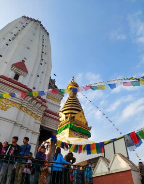 Arka planda mavi gökyüzü olan Katmandu şehrindeki Syambhunath maymun tapınağının altın tepesi. Nepal 'in ünlü turistik yerleri