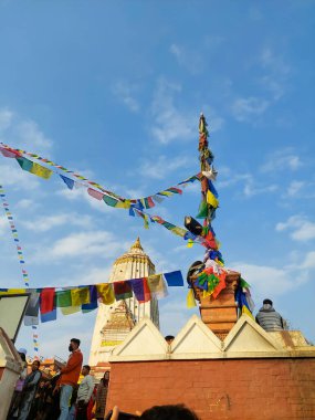 Arka planda mavi gökyüzü olan Katmandu şehrindeki Syambhunath maymun tapınağının altın tepesi. Nepal 'in ünlü turistik yerleri