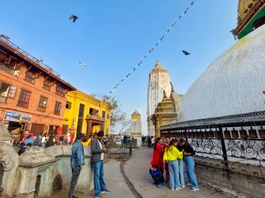 Syambhunath Tapınağı, Kathmandu, Nepal - 03.02.2023: Güvercinlerle uçan Nepal 'in Katmandu kentindeki en popüler turizm merkezi olan ünlü Syambhunath maymun tapınağını ziyaret eden yabancı turistler.