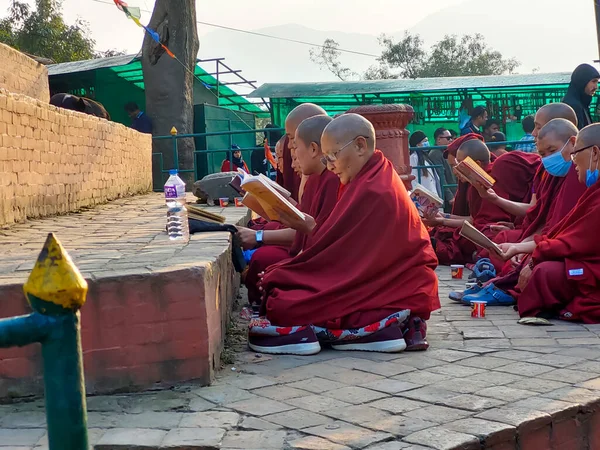 2023年2月3日 在加德满都Syambhunath寺的佛塔外 一个美丽的下午 佛教徒们一起祈祷 — 图库照片