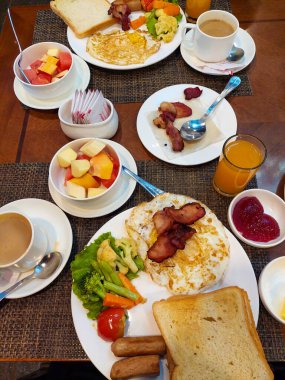 Pastırma, yumurta, ekmek, meyve suyu, meyve suyu, reçel gibi tüm kahvaltılık yiyeceklerle birlikte Amerikan kahvaltısı Katmandu 'da bir otelde servis edilir. Katmandu Oteli Kahvaltısı