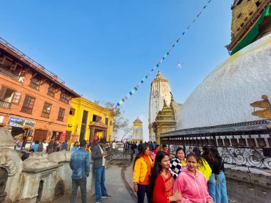 Syambhunath Tapınağı, Kathmandu, Nepal - 03.02.2023: Güvercinlerle uçan Nepal 'in Katmandu kentindeki en popüler turizm merkezi olan ünlü Syambhunath maymun tapınağını ziyaret eden yabancı turistler.