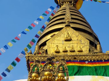 Arka planda mavi gökyüzü olan Katmandu şehrindeki Syambhunath maymun tapınağının altın tepesi. Nepal 'in ünlü turistik yerleri