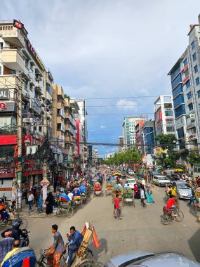 Uttara, Dhaka, Bangladeş - 20.08.2023: Dhaka trafiği Uttara, Dhaka, Bangladeş 'teki Zamzam Kulesi' nin önünden öğleden sonra geçmektedir.