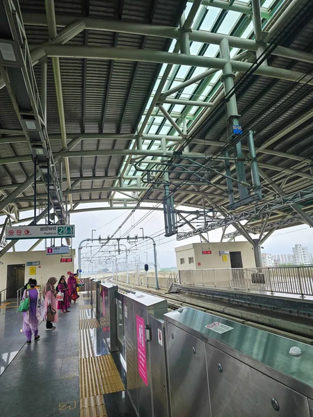 Uttara 방글라데시 2023 우타라 역에서 아침에 지하철 철도를 기다리는 지하철역에서 — 스톡 사진