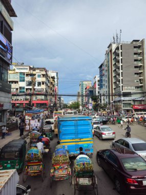 Uttara, Dhaka, Bangladeş - 20.08.2023: Dhaka trafiği Uttara, Dhaka, Bangladeş 'teki Zamzam Kulesi' nin önünden öğleden sonra geçmektedir.