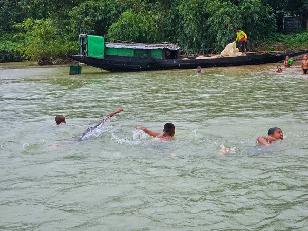 Sylhet Bangladesh 2023 Niños Jugando Nadando Agua Del Río Durante —  Fotos de Stock