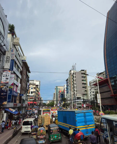 Uttara, Dhaka, Bangladeş - 20.08.2023: Dhaka trafiği Uttara, Dhaka, Bangladeş 'teki Zamzam Kulesi' nin önünden öğleden sonra geçmektedir.