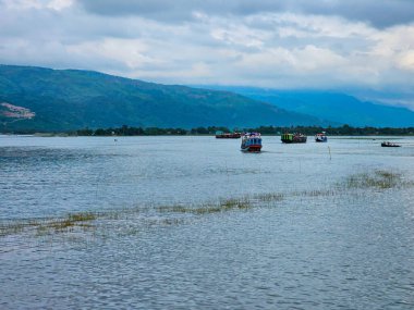 Geleneksel Baot teknesi Sunamganj, Bangladeş 'teki Tanguar Haor' da muson mevsiminde turistlerle Hindistan sınırına doğru gidiyor. Muson 'daki Bangladeş nehri