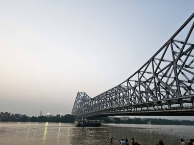 Howrah Köprüsü, Hooghly nehri üzerinde akşam gökyüzü olan tarihi Cantilever Köprüsü. Howrah Köprüsü Hindistan 'ın en işlek köprüsü olarak kabul edilir..