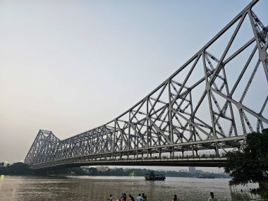 Howrah Köprüsü, Hooghly nehri üzerinde akşam gökyüzü olan tarihi Cantilever Köprüsü. Howrah Köprüsü Hindistan 'ın en işlek köprüsü olarak kabul edilir..