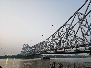 Howrah Köprüsü, Hooghly nehri üzerinde akşam gökyüzü olan tarihi Cantilever Köprüsü. Howrah Köprüsü Hindistan 'ın en işlek köprüsü olarak kabul edilir..