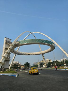 22.04.2024 - Yeni Şehir, Kolkata, Hindistan: Yeni Kokata 'nın muhteşem mimari yapısına sahip ünlü bir restoranı olan Biswa Bangla Kapısı manzarası.