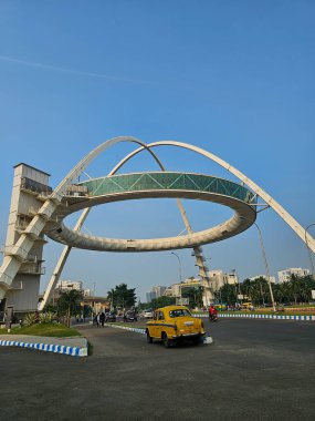 22.04.2024 - Yeni Şehir, Kolkata, Hindistan: Yeni Kokata 'nın muhteşem mimari yapısına sahip ünlü bir restoranı olan Biswa Bangla Kapısı manzarası.