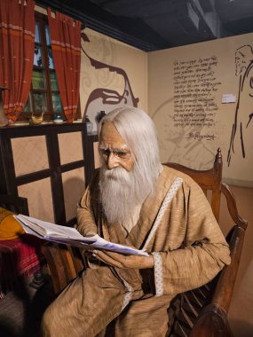 22.04.2024 - Mother 's Wax Museum, Kolkata, Hindistan: Güney Asya' nın en ünlü yazarının balmumu heykeli, Rabindranath Tagore, Mother 's Wax Museum' da bir kitap okuyor
