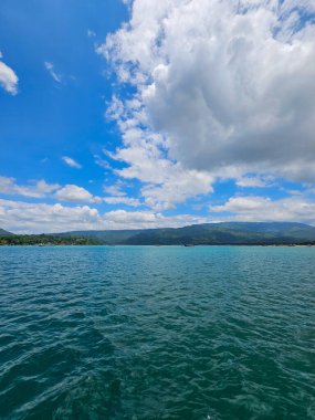 Bangladeş, Sunamganj 'da güneşli bir günde arka planda Meghalaya tepeleri olan güzel Jadukata nehri manzarası.