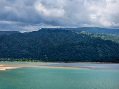 Bangladeş 'in Sunamganj bölgesindeki Jadukata nehri ve Meghalaya tepelerinin güzel manzarası Tanguar Haor gezisi sırasında gökyüzünde bulutlar vardı.