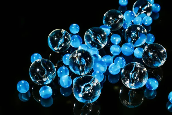 Bolas Azules Sobre Fondo Espejo Negro — Foto de Stock