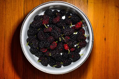 Beyaz tabakta çiğ taneleri.