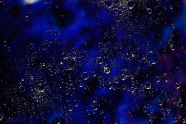 Su yüzeyinde baloncuklu petrol fotoğrafı. Soyut renkli arkaplan. Makro yakın çekim, resimleme değil .