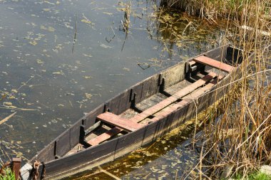 Nehirde bir yaz günü eski bir tekne.
