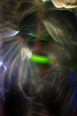 Sarı ve yeşil odağını kaybetmiş soyut ışıklar parıldıyor ve arka plan bulanıklaşıyor. Bokeh arkaplanı