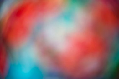 Odaklanamayan ışıklarla soyut renk arkaplanı. Kırmızı ve gök mavisi.