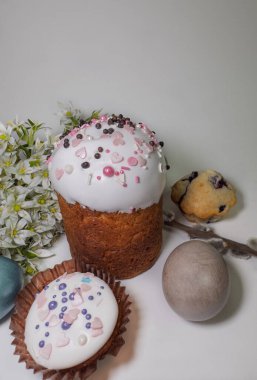 Geleneksel Paskalya natürmortlu pasta, jöleli kurabiye, boyalı yumurta ve bahar çiçekleriyle dolu