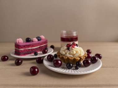 Kırsal ahşap masa arkaplanı olan çeşitli böğürtlen tatlılarının yakın plan görüntüsü, sıcaklığı ve cazibeyi çağrıştırıyor.