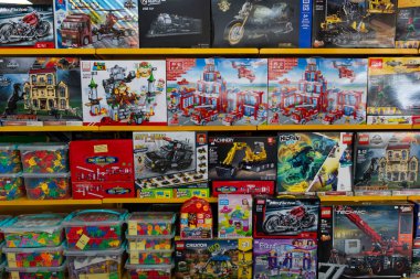 Taşkent, Özbekistan, 26 Temmuz 2025: Çocuk ve koleksiyoncular için mimari, araçlar, dinozorlar ve yaratıcı oyun setlerinin yer aldığı raflarda LEGO ve oyuncak setlerinin renkli bir şekilde sergilenmesi