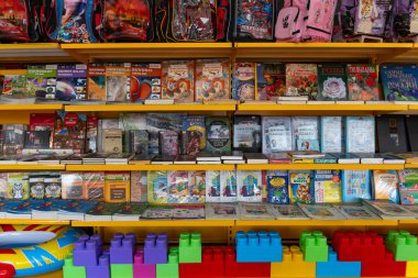 Taşkent, Özbekistan, 26 Temmuz 2025: Bir mağazada çocuk çantaları, kitaplar ve oyuncaklarla dolu canlı raflar. Eğitim, çocukluk ve okula dönüş temaları için mükemmel