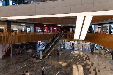 Taşkent, Özbekistan, 18 Ağustos 2025: Yürüyen ve yürüyen merdivenli modern bir alışveriş merkezinin iç görünümü