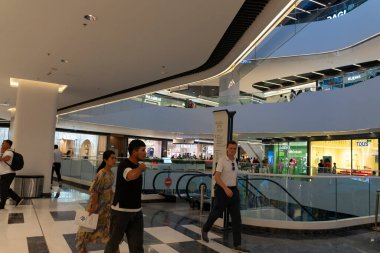 Taşkent, Özbekistan, 18 Ağustos 2025: Yürüyen ve yürüyen merdivenli modern bir alışveriş merkezinin iç görünümü