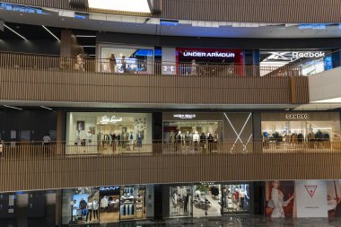 Taşkent, Özbekistan, 18 Ağustos 2025: Yürüyen ve yürüyen merdivenli modern bir alışveriş merkezinin iç görünümü