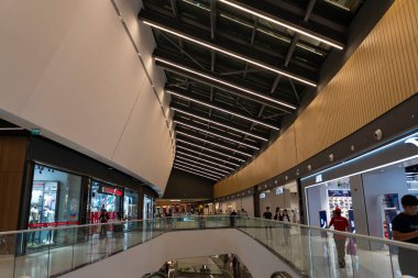 Taşkent, Özbekistan, 18 Ağustos 2025: Yürüyen ve yürüyen merdivenli modern bir alışveriş merkezinin iç görünümü