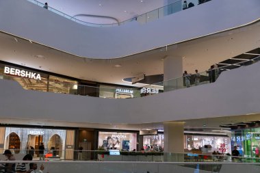 Taşkent, Özbekistan, 18 Ağustos 2025: Yürüyen ve yürüyen merdivenli modern bir alışveriş merkezinin iç görünümü