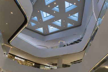 Taşkent, Özbekistan, 18 Ağustos 2025: Yürüyen ve yürüyen merdivenli modern bir alışveriş merkezinin iç görünümü