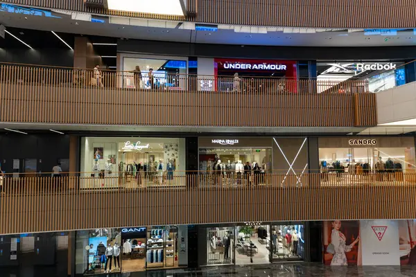 Taşkent, Özbekistan, 18 Ağustos 2025: Yürüyen ve yürüyen merdivenli modern bir alışveriş merkezinin iç görünümü