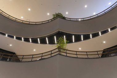 Taşkent, Özbekistan, 18 Ağustos 2025: Yürüyen ve yürüyen merdivenli modern bir alışveriş merkezinin iç görünümü